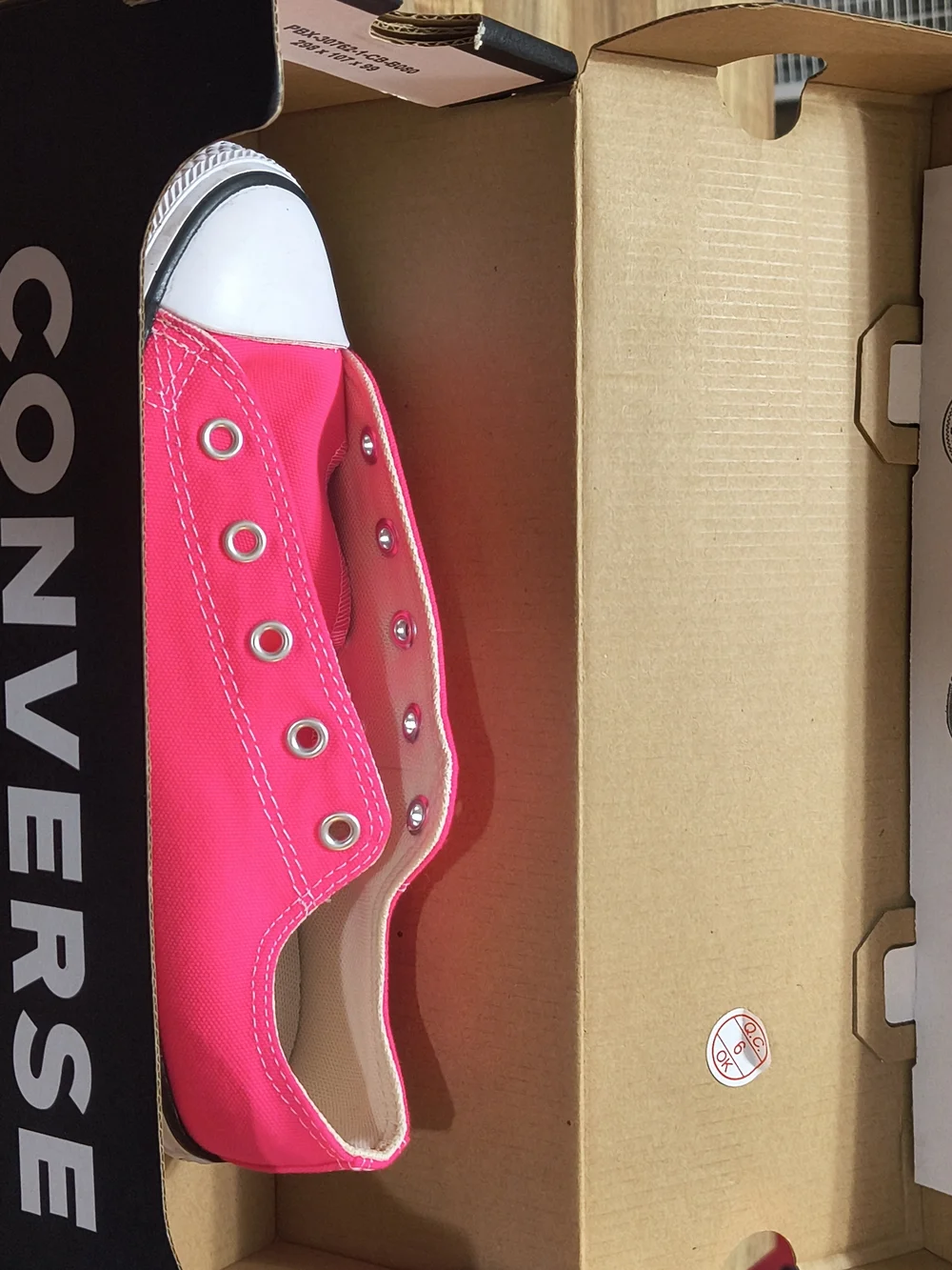 Converse Girls Low Top Canvas Sneakers in Hot Pink Size 3 New In Boxes